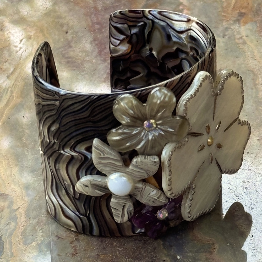 Vintage Bakelite like stunning flower and mother of pearl cuff bracelet - Picture 4 of 11